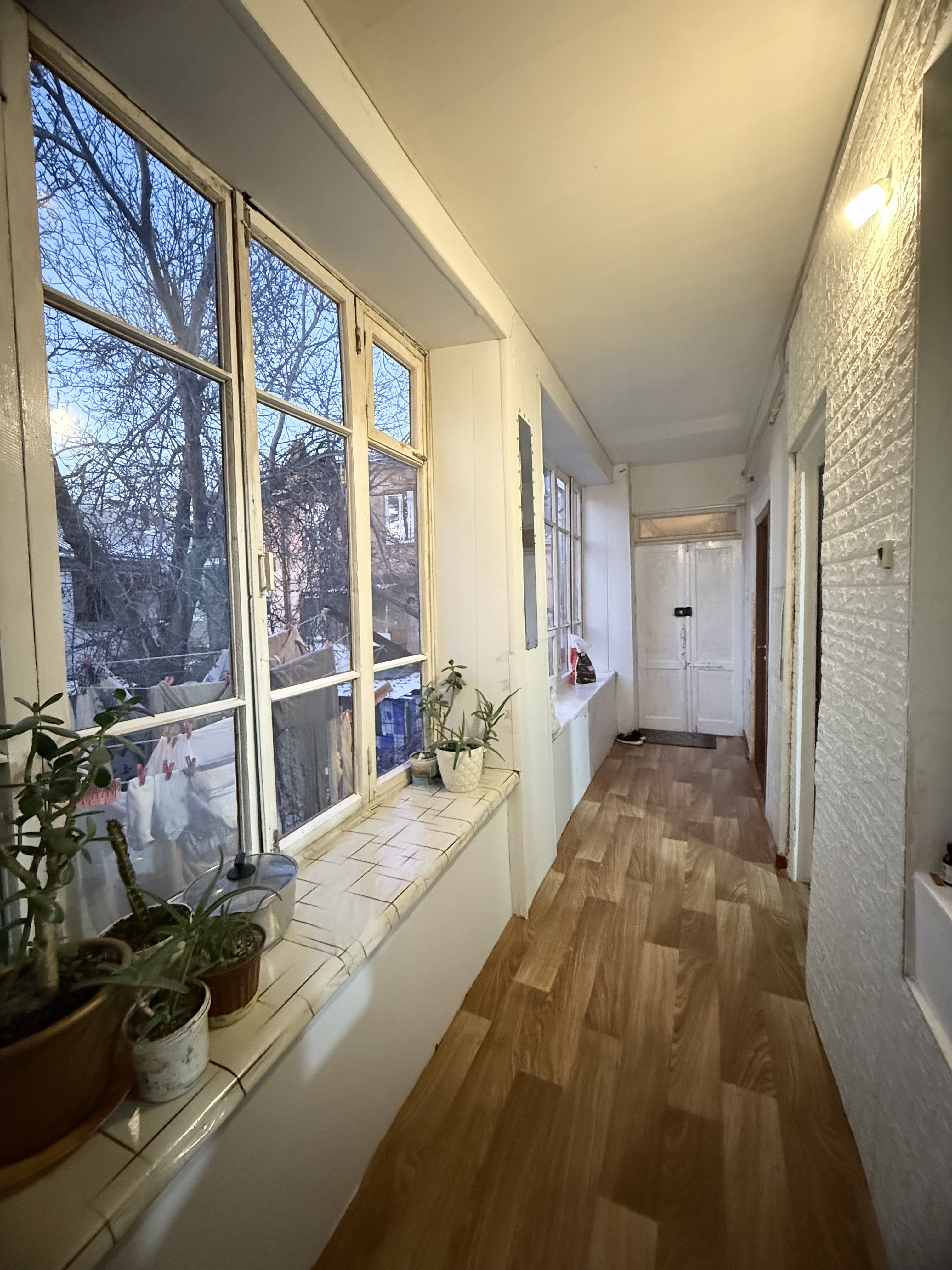 Продаётся тихая и светлая двухкомнатная квартира в центре города. ID 54002 (Фото 1)