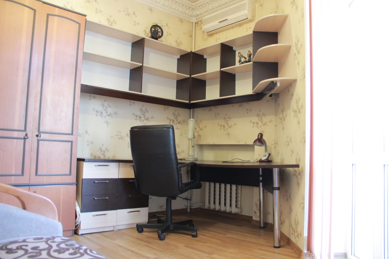 Трехкомнатная Сталинка в Центре  на ул. Бунина. Средний этаж ID 54048 (Фото 3)